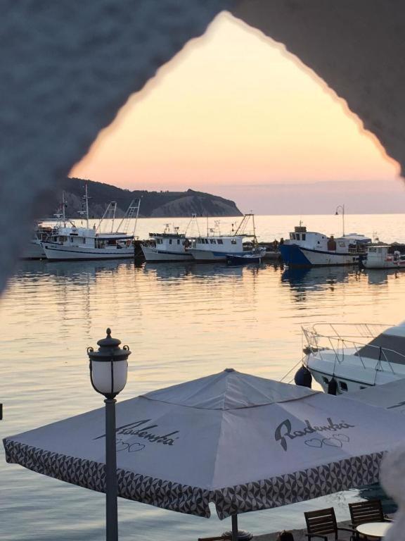 First Row To The Sea - Maremi Izola Apartment Terrace Dış mekan fotoğraf